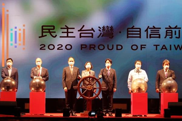 黃偉哲與蔡總統在絢爛花火中與全民慶雙十 蔡英文呼籲大家要多來享受台南的美好